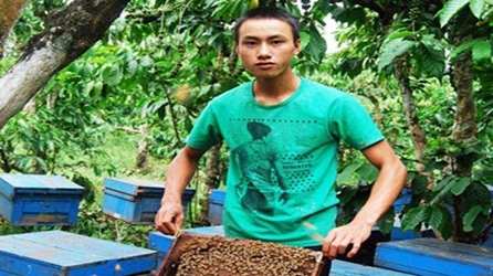 Phạm Văn Bảo Trung thành công nhờ nuôi ong
