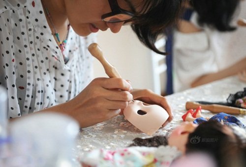Cô nữ sinh tỉ mẩn với công việc chơi búp bê của mình