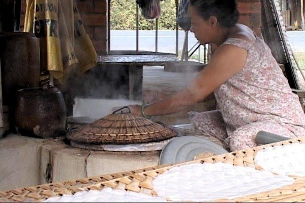 Nghề tráng bánh bằng nước cốt dừa đã nổi tiếng hàng trăm năm