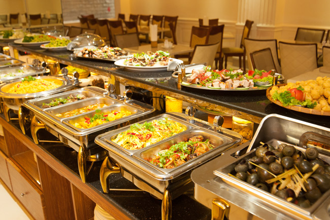 Nhà hàng buffet bình dân đang thu hút khá nhiều người