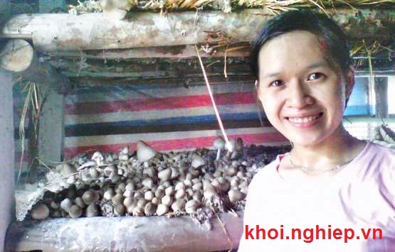 Nguyễn Thị Hảo trong trang trại nấm của mình