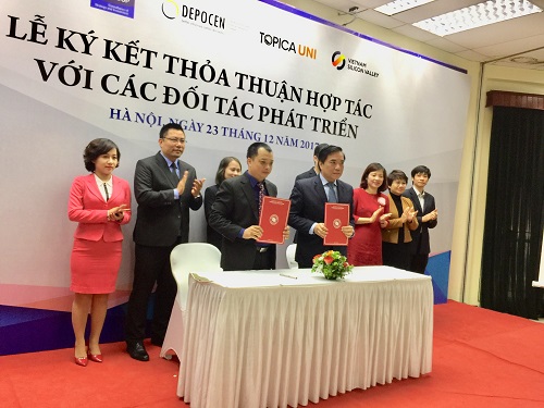 Đại diện Đại học Ngoại Thương ký thỏa thuận với một trong những đối tác.