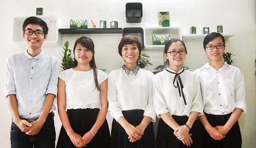 Trần Thị Hường (giữa) và các cộng sự. Ảnh: MoriS.