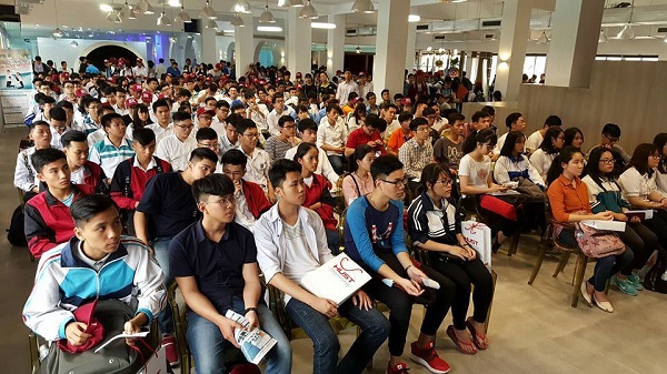 Sinh viên nhiều trường đại học tham dự một sự kiện trong không gian làm việc chung, khởi nghiệp sáng tạo BKhub trường Đại học Bách Khoa. 