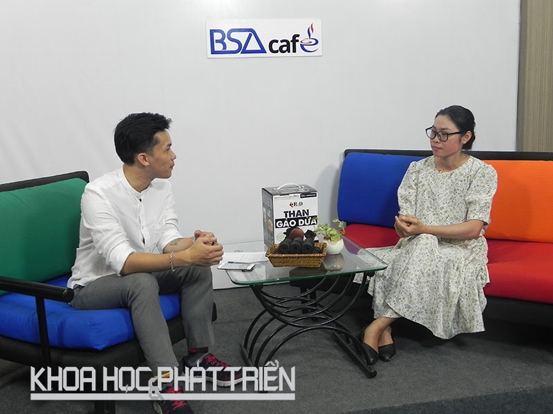 hien co gai lo lem khong khoi