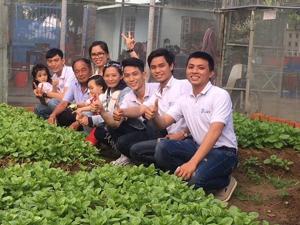 Đội ngũ sáng lập startup Sharing Farming đi khảo sát thị trường