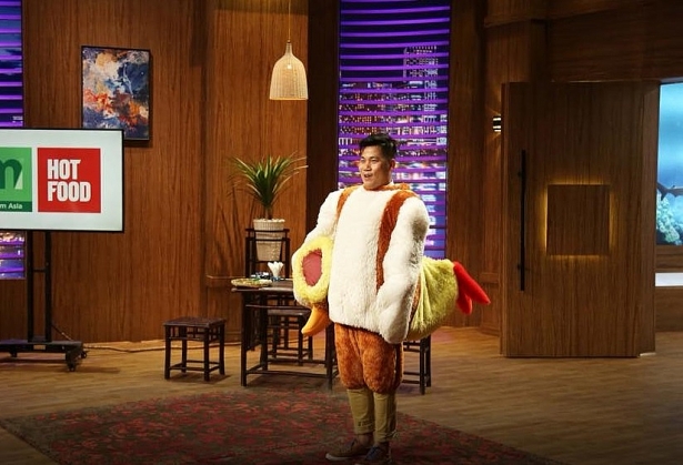 duoc khen trong shark tank viet nam chang trai ban ga nuong van trang tay