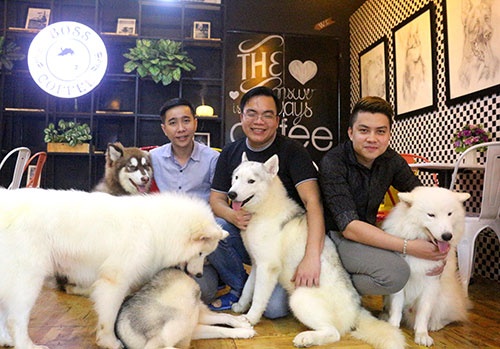 ba chang trai 8x voi mo hinh ca phe thu cung