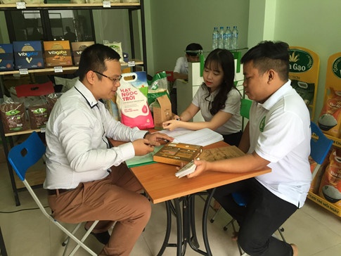 chang trai bo viec hang khong de ban gao sach online kiem tram trieuthang