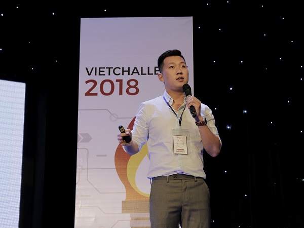 Đại diện một trong những đội thi tham gia thuyết trình. Ảnh: Vietchallenge.