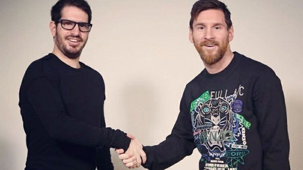 Moshe Hogeg, CEO startup Sirin Labs bắt tay danh thủ bóng đá Messi. 