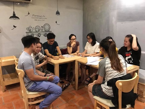 Khu vực tự học tại mô hình tiếng Anh nội trú Amazing Home, nơi các bạn sinh viên có thể luyện tập tiếng Anh theo nhóm. Ảnh: NVCC.