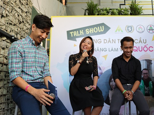 Lê Thị An Hạ (giữa), sáng lập dự án Amazing Home trong buổi talkshow chia sẻ kỹ năng làm việc và giao lưu quốc tế cho các bạn sinh viên nội trú. Ảnh: NVCC.