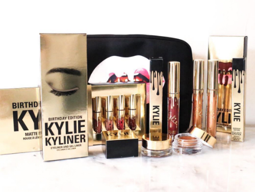 Son Kylie có giá trung bình 29 USD, trọn bộ mỹ phẩm giá 329 USD.