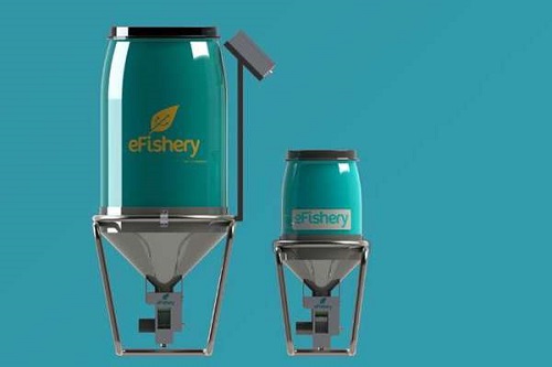 Máy cấp thức ăn eFishery được kết nối với điện thoại thông minh trên nền tảng ứng dụng IoT. Ảnh: eFishery.
