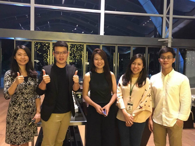 Ảnh chụp Jacky Tee và Darren Tee cùng ba người bạn gái.
