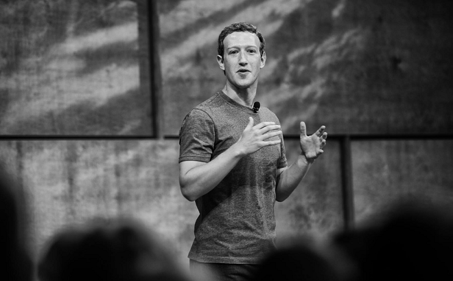 Sau thông báo sẽ thay đổi thuật toán của Facebook để giảm các bài quảng cáo, tăng hiển thị cập nhật từ bạn bè trên bảng tin của người dùng, tài sản của ông chủ Mark Zuckerberg lập tức bay hơi hơn 3,3 tỷ USD vào giữa tháng 1/2018. 