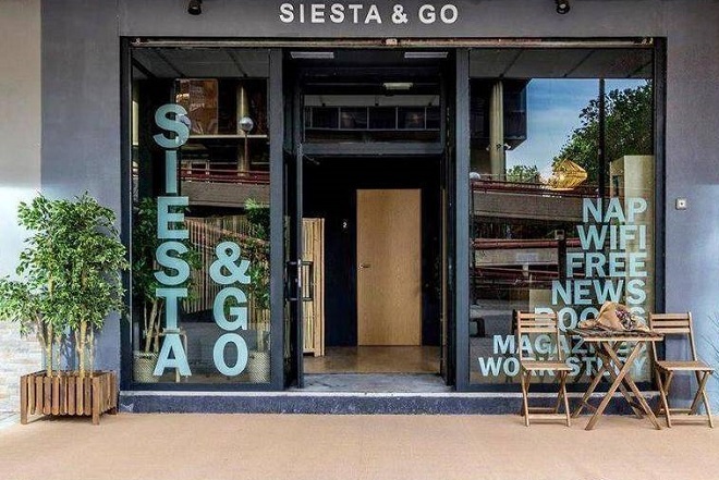 Mặt tiền startup quán cà phê ngủ trưa Siesta & Go tại quận tài chính trung tâm thành phố Madrid, Tây Ban Nha. 