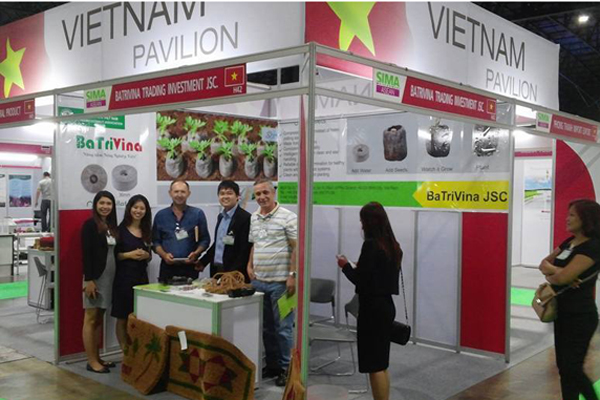 Sản phẩm viên nén ươm hạt nhận được nhiều sự quan tâm từ khách hàng quốc tế tại Hội chợ Nông nghiệp - Thương mại ASEAN tổ chức ở Thái Lan cuối năm 2016. Ảnh: NVCC.