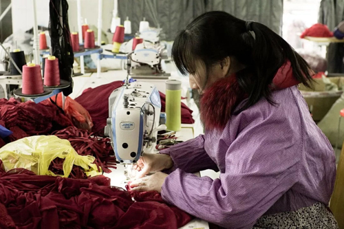 Hiện số lượng nhân công trong nhà máy đã hơn 400 người.