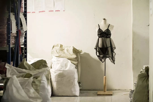 Các mẫu váy nội y xưởng anh Thụy làm ra đều có tính đàn hồi, người thể trọng 40kg đến 100kg đều mặc vừa,