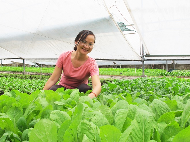Thạc sĩ Nguyễn Thị Quỳnh Viên bên vườn rau sáu không. Ảnh: Nguyên Thanh.