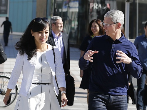 Jean Liu gặp gỡ cùng CEO Apple Tim Cook vào 5/2016.