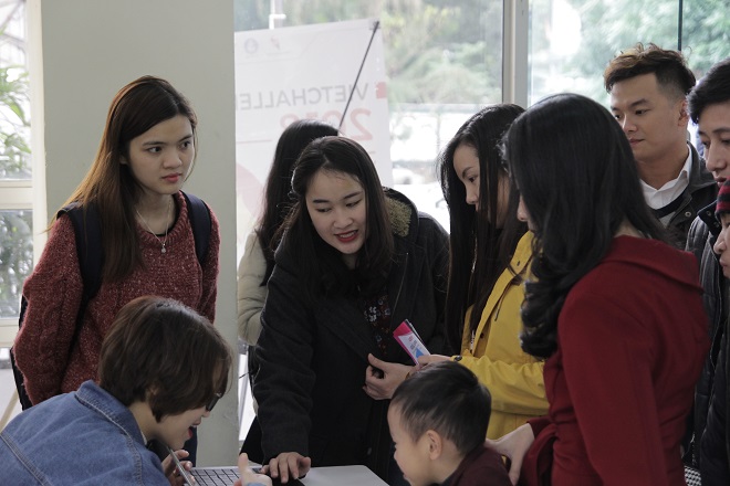 Các đội chơi đang chuẩn bị cho đêm thi cuối. Ảnh: VietChallenge.