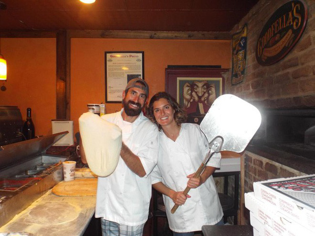 Từ bỏ sự nghiệp ở phố Wall, cặp vợ chồng mở nhà hàng pizza trên biển Caribbean và gặt hái nhiều thành công - Ảnh 1.