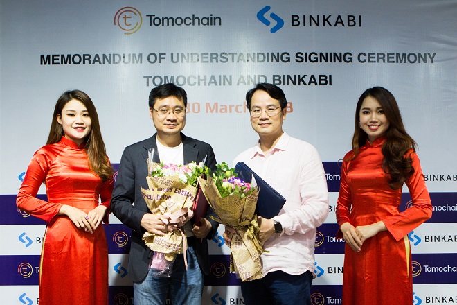 CEO Vương Quang Long của TomoChain (trái) và CEO Quân Lê sàn giao dịch nông sản Binkabi (phải) trong buổi lễ ký kết thỏa thuận hợp tác. Ảnh: TomoChain. 