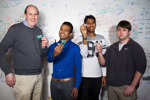 Nhóm phát triển dự án thiết bị truy cập Internet không dùng pin. Từ trái sang: Joshua Smith, Shyam Gollakota, Vamsi Talla và Bryce Kellogg. Ảnh: Seatle Times.