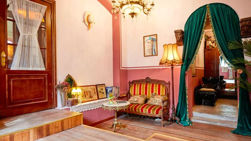 Tiệm cắt tóc trang trí theo phong cách hoài cổ.