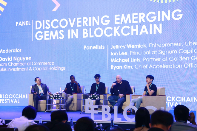 Các diễn giả trao đổi nhiều chủ đề nóng trong lĩnh vực blockchain tại sự kiện. Ảnh: Huobi.