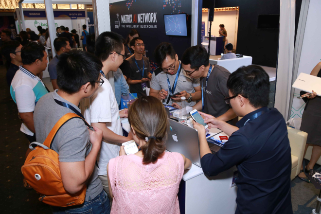 Nhiều người quan tâm đến lĩnh vực blockchain đến các gian hàng tìm hiểu về các dự án. Ảnh: Huobi.