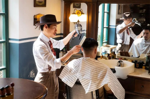 Kiểu tóc retro dành cho nam giới với dao cạo truyền thống