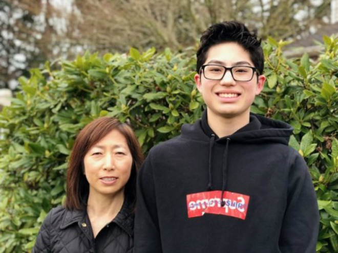 oojung và Douglas, cậu con trai 17 tuổi của đảm nhiệm vị trí giám đốc điều hành