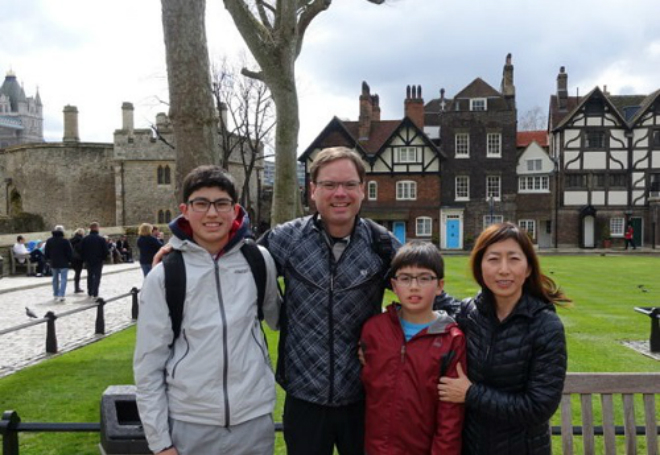 Soojung và Douglas Smith, đồng chủ tịch của KuriousMinds. (Kurious Minds Photo