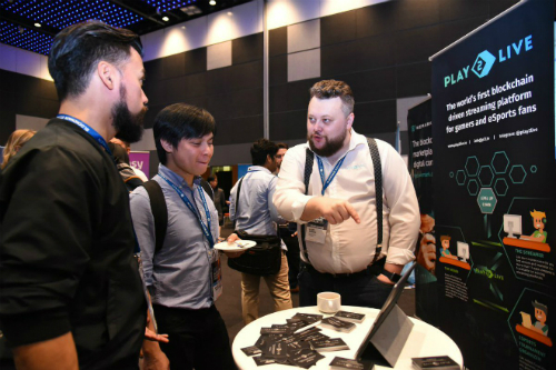 Alexey Burdyko (phải), Giám đốc điều hành và Nhà sáng lập startup Play2Live cho biết sắp tới dự án blockchain này sẽ tiếp tục được niêm yết trên nhiều sàn giao dịch lớn khác.