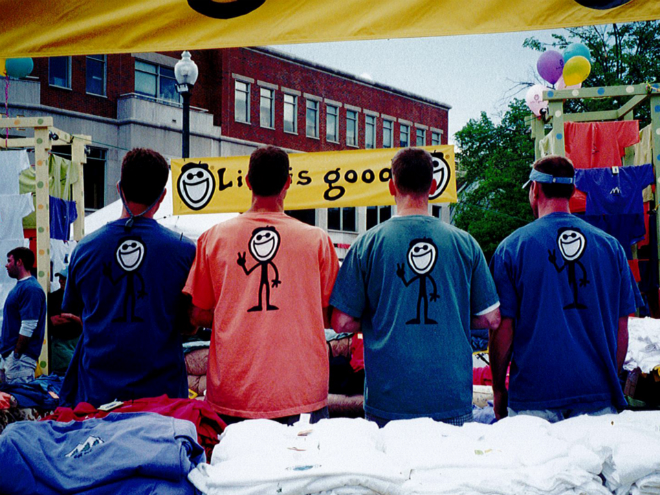 Những chiếc áo với gương mặt cười tươ tắn đã lan tỏa thông điệp tích cực và mang lại thành công cho anh em nhà Jacobs. Ảnh: Life is Good. 