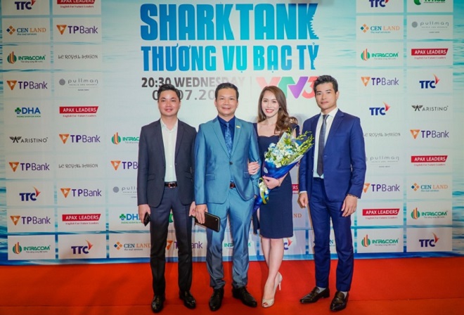 Doanh nhân Nguyễn Thọ Tuyển, Tổng Giám đốc CenLand (ngoài cùng bên phải) kỳ vọng chương trình Shark Tank- Thương vụ Bạc tỷ năm 2018 sẽ mang đến những bài học kinh doanh giá trị cùng câu chuyện truyền cảm hứng cho công chúng. 