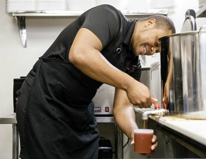 Kể từ khi ra mắt sản phẩm vào tháng 9/2016, công việc bán nước sốt thịt nướng qua Amazon đã giúp cho Lindsay thu về được hơn 15.000 đôla.