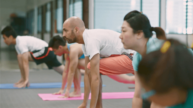 Công ty có tổ chức cả những buổi dạy yoga cho nhân viên. Ảnh: Piktochart.