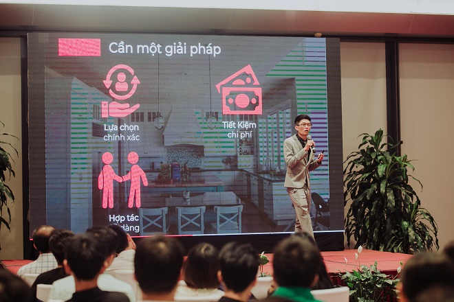 CEO Đặng Thanh Định giới thiệu về sản phẩm trong lễ ra mắt.