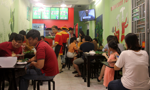 Không gian cửa hàng bán bánh cuốn Tây Sơn vào một chiều chiều muộn.