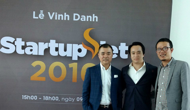 Ông Lê Đắc Lâm (giữa), Nhà đồng sáng lập và Giám đốc điều hành Vntrip.vn trong Lễ Vinh danh Startup Việt 2016 do báo điện tử VnExpress tổ chức bình chọn. 
