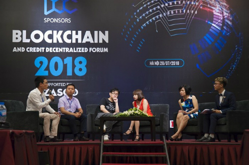 Các chuyên gia, diễn giả trao đổi trong diễn đàn Blockchain và ứng dụng tín dụng phi tập trung 2018