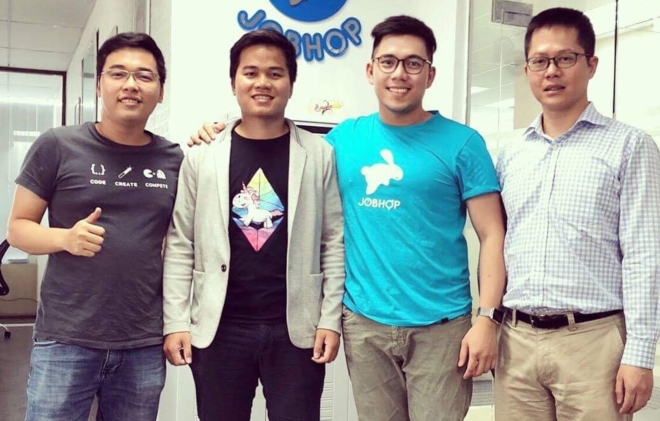 Thanh cùng Lưu Thế Lợi (nằm trong danh sách Under 30 châu Á của Forbes) và hai đồng sáng lập Talo Kevin Tùng Nguyễn và Robert Vong. Ảnh: NVCC. 