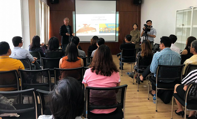 Diễn giả Tony Wheeler chia sẻ tại chuỗi hội thảo diễn ra tại TP HCM.