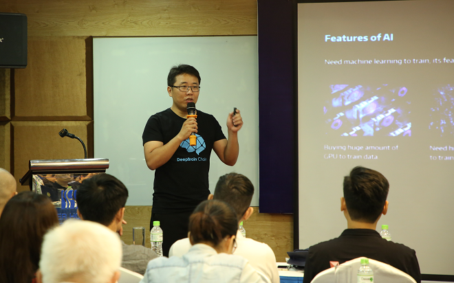 CEO He Yong giới thiệu về hai sản phẩm Blockchain cho AI là DeepBrain Chain và DeepToken trước các nhà đầu tư, chuyên gia và người quan tâm tại Hà Nội. Ảnh: Bigcoin Việt Nam