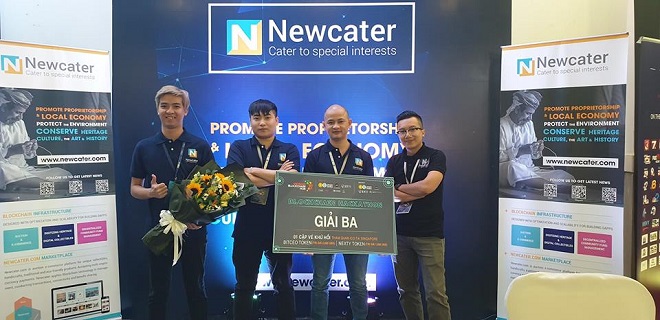 Ông Nguyễn Bá Khang, CEO Newcater (thứ hai từ phải sang) cùng nhóm kỹ thuật đạt giải Ba cuộc thi lập trình trong sự kiện Vietnam Blockchainhub. 